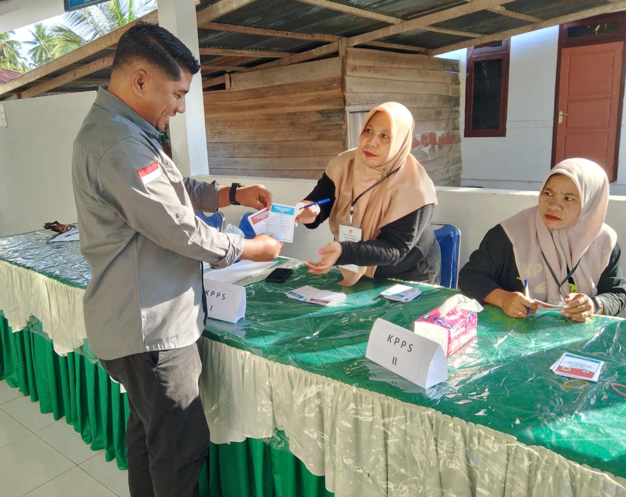 Ketua Bawaslu Kota Tidore Kepulauan Amru Arfa, S.H. Meyalurkan Hak Pilih di TPS 1 Desa Talagamori