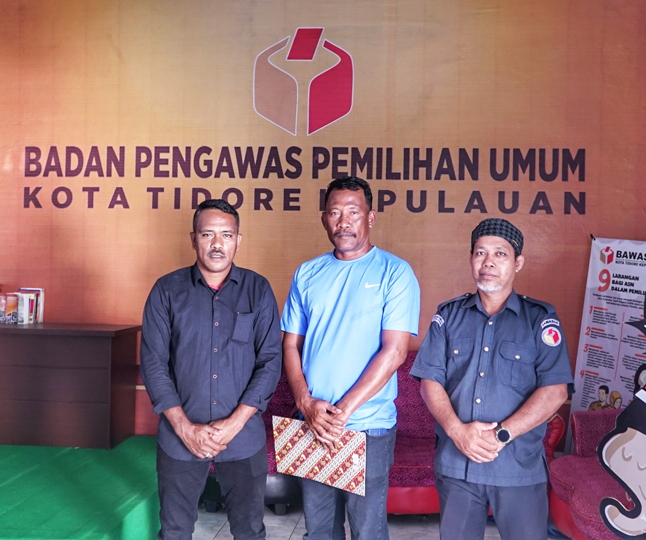 Anggota Bawaslu Tidore bersama Ketua Kwarcab Gerakan Pramuka Kota Tidore Kepulauan Ahmad Abd. Salam