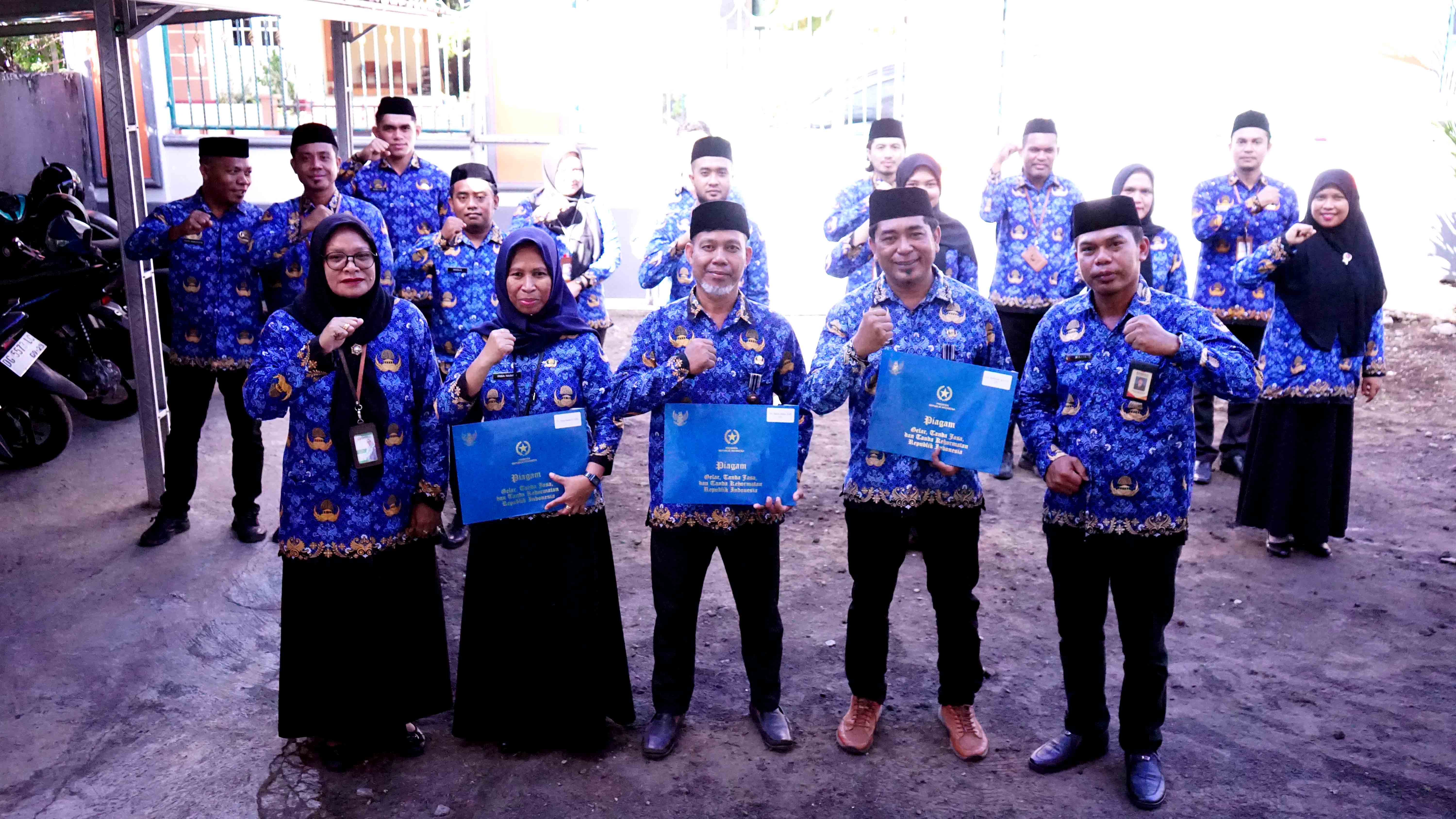 Penyerahan Satyalancana Karya Satya kepada Tiga PNS Bawaslu Tidore, Kamis (9/4/2026)