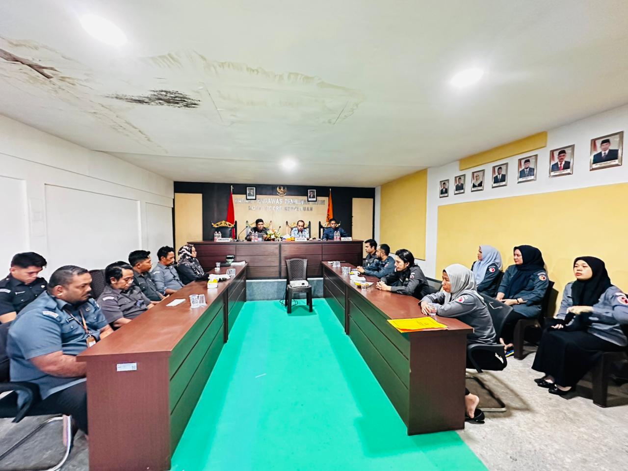 Penguatan Kapasitas oleh Anggota Bawaslu Provinsi Maluku Utara Sumitro Muhamadiah,S.Pd., M.Pd. kepada jajaran sekretariat Bawaslu Kota Tidore Kepulauan