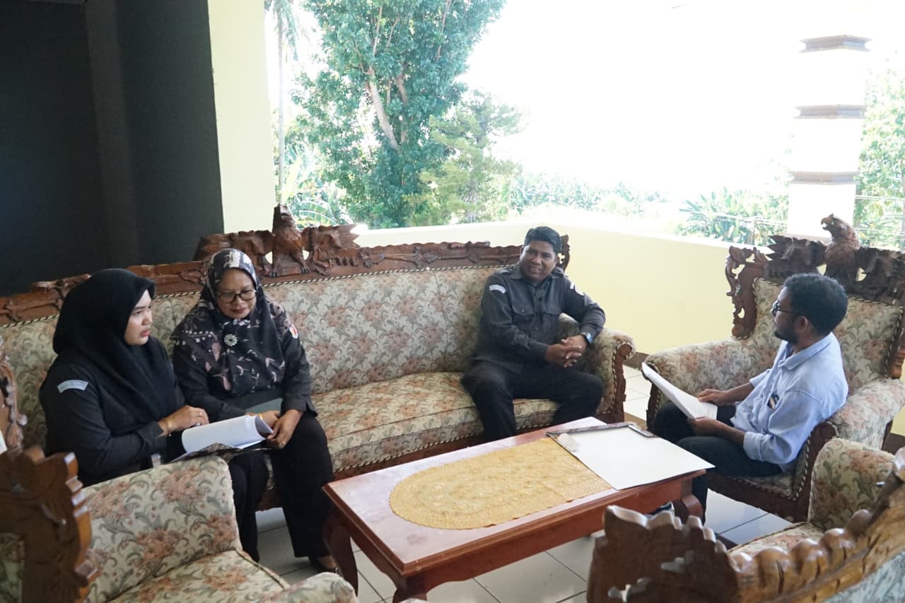 Ketua Bawaslu Tidore Amru Arfa, SH. bersama Wakil Rektor III Universitas Nuku Tidore