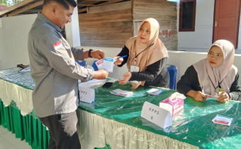 Ketua Bawaslu Kota Tidore Kepulauan Amru Arfa, S.H. Meyalurkan Hak Pilih di TPS 1 Desa Talagamori