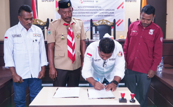 Ketua Bawaslu Tidore Teken MoU Pengawasan Partisipatif dengan Gerakan Pramukan di Aula Kie Kici Bawaslu Kota Tidore, Rabu (22/10/2025)