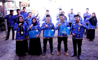 Penyerahan Satyalancana Karya Satya kepada Tiga PNS Bawaslu Tidore, Kamis (9/4/2026)