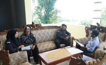 Ketua Bawaslu Tidore Amru Arfa, SH. bersama Wakil Rektor III Universitas Nuku Tidore